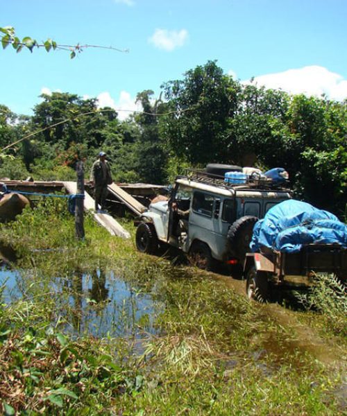 amboro-tours-ecoturismo-bolivia-galeria-crossing-paragua-river-noel-kempf-park-1